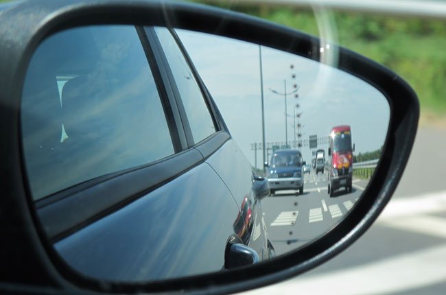 Gập gương điện giúp tài xế di chuyển qua những con đường nhỏ thuận lợi hơn